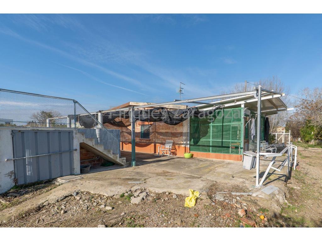 House in Deltebre, built in 1992, located in a quiet and very sunny setting, ideal for those seeking space, privacy, and an outdoor lifestyle.The property sits on a large 5,010 m² plot, featuring fruit trees and a vegetable garden area, perfect for enjoying nature, growing your own produce, and creating different spaces (garden, leisure area, animals, etc.). The house offers 92 m² of built area with a comfortable and functional layout, and is complemented by a 24 m² swimming pool, ideal for enjoying good weather and relaxing at home.A fantastic opportunity to live or unwind in Deltebre, with plenty of land and all the potential to turn it into your Mediterranean retreat.